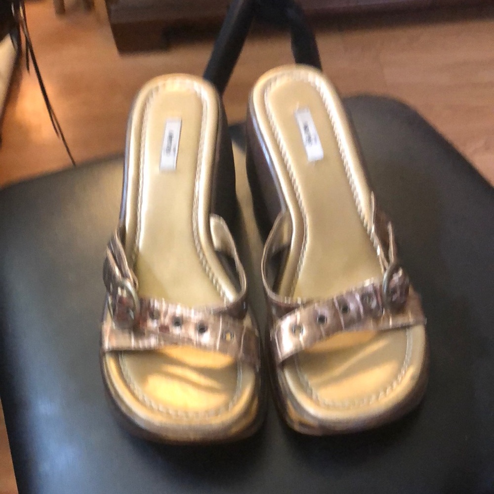 Gold metro 7 brand slides size 9 platform